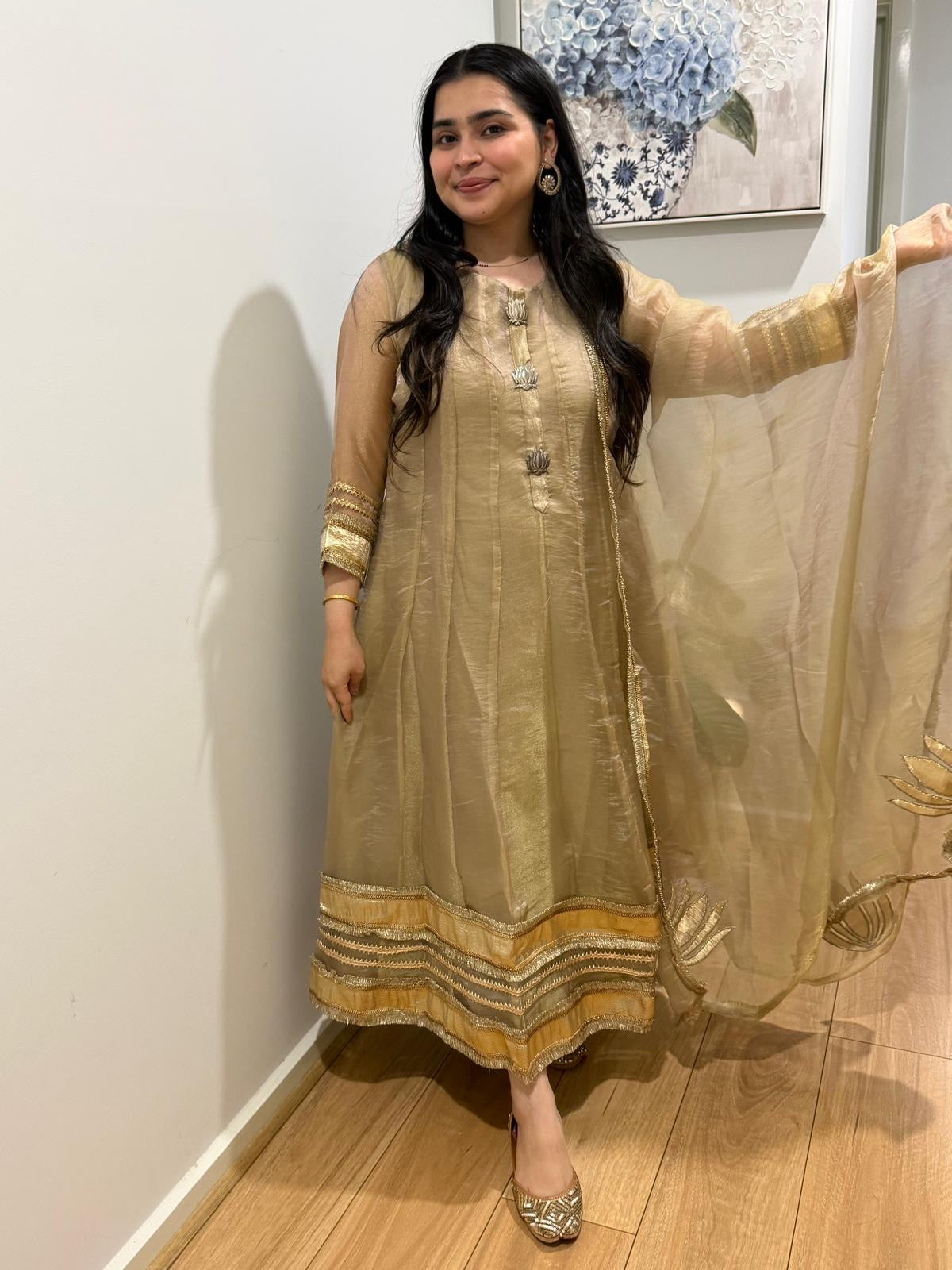 Nidhi (golden)